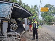 Alami Selip Ban, Truk Trailer Seruduk Mobil dan Pagar Rumah di Banyumas