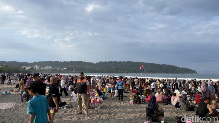 Kondisi pantai Pangandaran di libur panjang