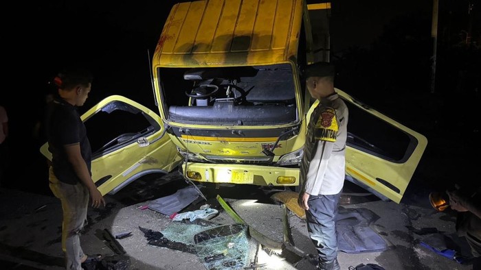 Kondisi truk batu bara yang sopirnya menjadi korban pengeroyokan pelaku pungli di Muaro Jambi