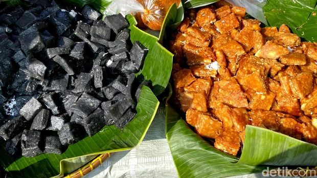 Kue tradisional yang dijajakan Sri di pasar tumpah Gedebage