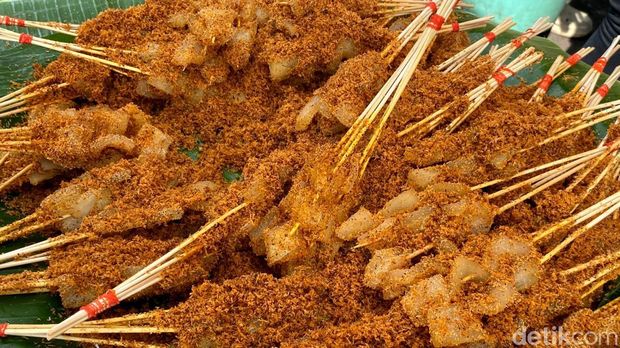 Kue tradisional yang dijajakan Sri di pasar tumpah Gedebage