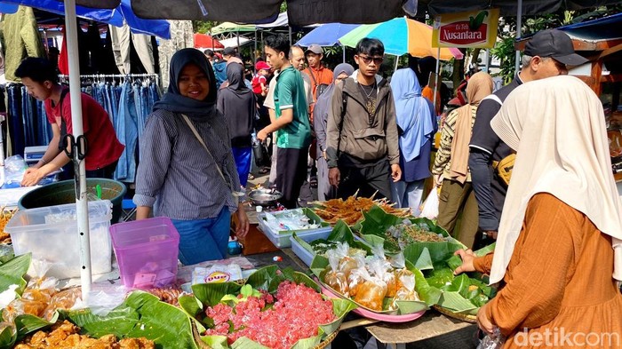 Kue tradisional yang dijajakan Sri di pasar tumpah Gedebage