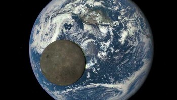 Bulan melintas di antara Observatorium Iklim Luar Angkasa NASA dan Bumi, menampilkan sisi gelap Bulan. Foto: NASA/NOAA  