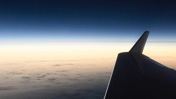 Gerhana yang dipotret dari pesawat. Foto: xdel via Bored Panda  