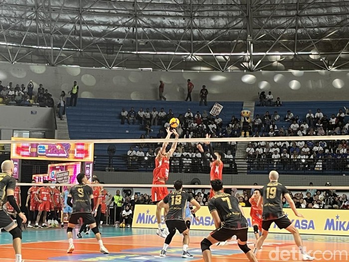 Laga perebutan tempat ketiga Proliga 2025 antara Surabaya Samator vs Palembang Bank Sumselbabel di GOR Among Rogo, Jogja, Minggu (11/5/2025).