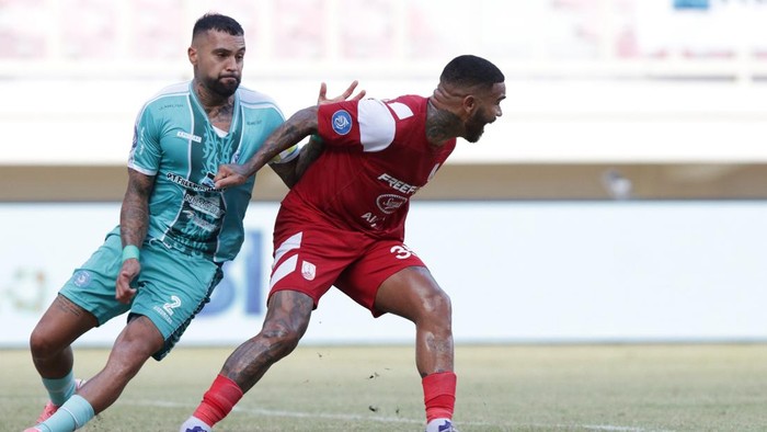 Laga PSBS Biak melawan Persis Solo pada pekan ke-32 Liga 1 2024/2025, di Stadion Lukas Enembe, Jayapura, Minggu (11/5/2025).