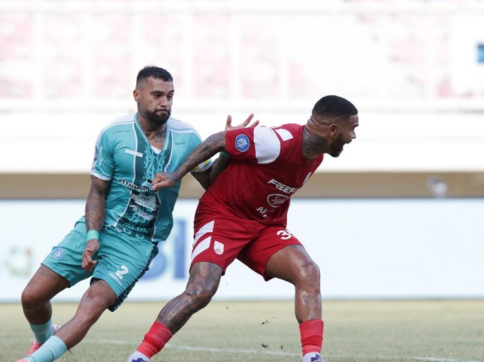 Laga PSBS Biak melawan Persis Solo pada pekan ke-32 Liga 1 2024/2025, di Stadion Lukas Enembe, Jayapura, Minggu (11/5/2025).