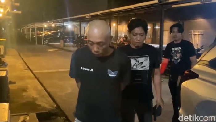 Pria berinisial SY (38) di Makassar, Sulawesi Selatan (Sulsel), ditangkap polisi karena memproduksi busur panah di rumahnya.