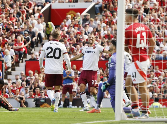Soccer Football - Premier League - Manchester United v West Ham United - Old Trafford, Manchester, Britain - May 11, 2025 West Ham United's Tomas Soucek celebrates scoring their first goal Action Images via Reuters/Jason Cairnduff EDITORIAL USE ONLY. NO USE WITH UNAUTHORIZED AUDIO, VIDEO, DATA, FIXTURE LISTS, CLUB/LEAGUE LOGOS OR 'LIVE' SERVICES. ONLINE IN-MATCH USE LIMITED TO 120 IMAGES, NO VIDEO EMULATION. NO USE IN BETTING, GAMES OR SINGLE CLUB/LEAGUE/PLAYER PUBLICATIONS. PLEASE CONTACT YOUR ACCOUNT REPRESENTATIVE FOR FURTHER DETAILS..