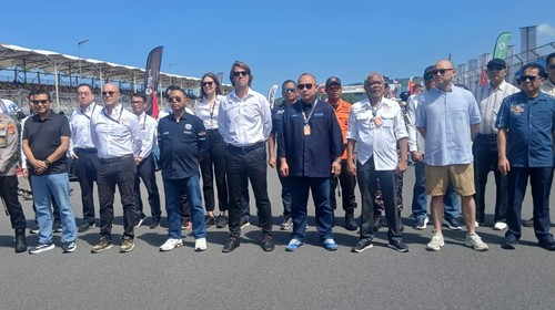 Sejumlah pejabat menghadiri opening ceremony race ke-2 GT World Challenge Asia 2025 di Sirkuit Mandalika, Lombok Tengah, Minggu (11/5/2025). (istimewa)