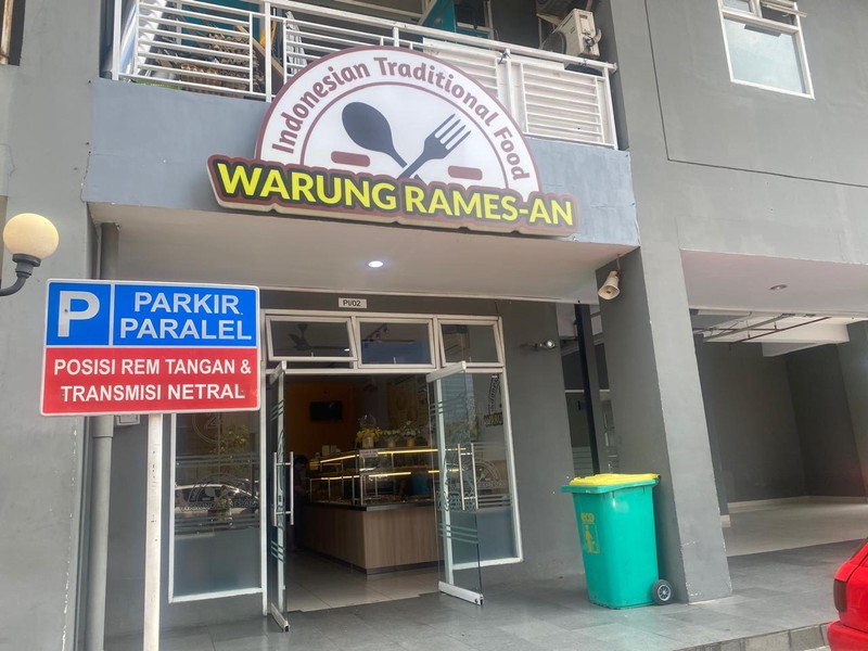 Mantap! Warung Ramesan Puluhan Lauk di Apartemen Ini Buka 24 Jam
￼