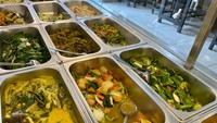 Di sini ada lebih dari 60 lauk setiap harinya. Semua masakan pun dibuat fresh dan tidak pernah menggunakan makanan sisa kemarin. Foto: detikFood