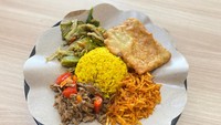 Bisa juga pesan nasi kuning yang dirames dengan lauk oseng sapi, terong teri, kentang mustofa dan tempe goreng yang enak. Foto: detikFood