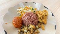 Ini nasi rames yang menggunakan nasi merah. Bisa dipadukan dengan lauk kerang, udang tepung, telur balado hingga tumis jamur yang enak. Foto: detikFood
