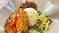 Dengan kisaran harga Rp 15.000 saja sudah bisa dapat nasi rames dengan lauk telur, sayur tumis, orek tempe dan sambal. Porsi lauknya juga tak pelit. Foto: detikFood