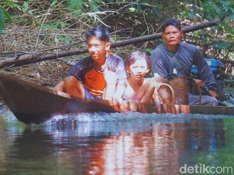 Masyarakat Punan KM 5 menggunakan perahu ketinting sebagai transportasi