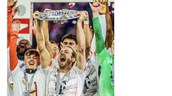 Kane mengangkat trofi pertamanya di usia 31 tahun. Foto: X.com