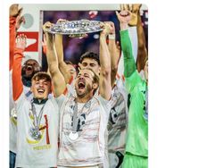 Momen Harry Kane Angkat Trofi Pertama, Netizen: Selamat