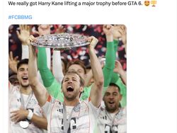 Momen Harry Kane Angkat Trofi Pertama, Netizen: Selamat