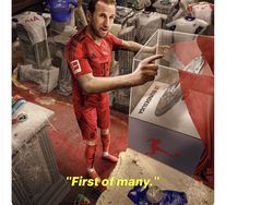 Momen Harry Kane Angkat Trofi Pertama, Netizen: Selamat