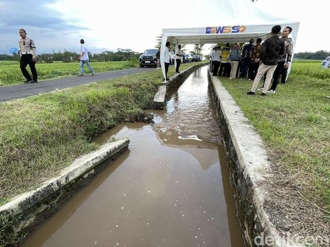 Menteri PU, Dody Hanggodo, meninjau saluran irigasi Kalibawang di wilayah Nanggulan, Kulon Progo, DIY, Minggu (11/5/2025).