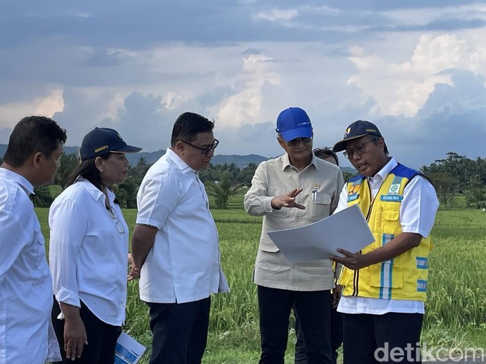 Menteri PU, Dody Hanggodo, meninjau saluran irigasi Kalibawang di wilayah Nanggulan, Kulon Progo, DIY, Minggu (11/5/2025).