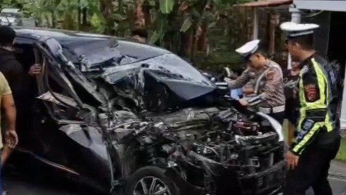 Minibus ringsek usai terlibat kecekaan dengan truk di Pesisir Selatan, Sumbar. (Istimewa)