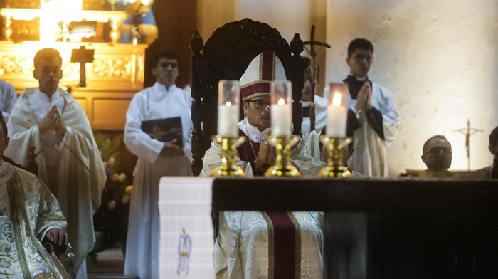 Bishop Edinson Edgardo Farfan Cordova leads a Mass at the Cathedral of Santa Maria de Chiclayo celebrating the appointment of Pope Leo XIV, who was Bishop of Chiclayo between 2015 and 2023, in Chiclayo, Peru, May 10, 2025. REUTERS/Sebastian Castaneda