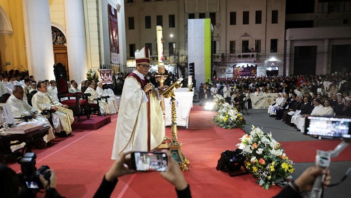 Misa Syukur di Katedral Chiclayo, Umat Rayakan Pengangkatan Paus Leo XIV Bishop Edinson Edgardo Farfan Cordova leads a Mass at the Cathedral of Santa Maria de Chiclayo celebrating the appointment of Pope Leo XIV, who was Bishop of Chiclayo between 2015 and 2023, in Chiclayo, Peru, May 10, 2025. REUTERS/Sebastian Castaneda