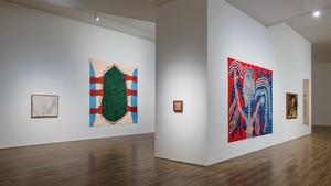 Lihatlah satu per satu lukisan dan karya ditampilin. Ada Andy Warhol hingga Lee Man Fong.