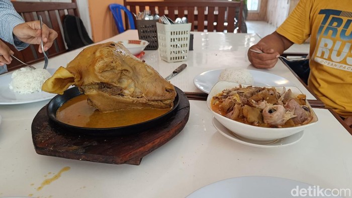 Olahan kepala kambing utuh hot plate di Sate KMC Jatisari, Purwokerto Utara, Kabupaten Banyumas, Minggu (11/5/2025).