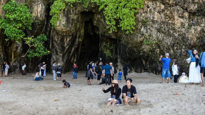 Pantai Goa Langir Ramai Dikunjungi Wisatawan Saat Libur Waisak Wisatawan berjalan di pantai Goa Langir, Lebak, Banten, Minggu (11/5/2025). Obyek wisata baru pantai Goa Langir tersebut menawarkan pemandangan pantai serta goa dengan ketinggian mencapai 10 meter dan menjadi salah satu wisata favorit bagi wisatawan luar daerah saat akhir pekan dan libur panjang Hari Raya Waisak. ANTARA FOTO/Muhammad Bagus Khoirunas