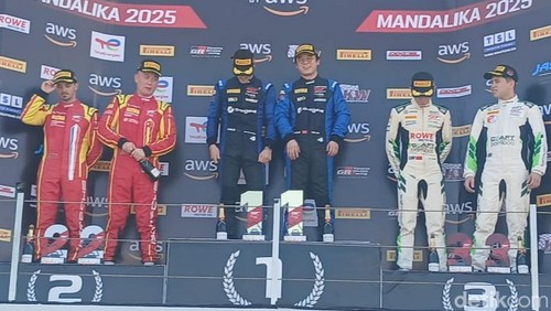 Prosesi pemberian trofi kepada para pemenang di Sirkuit Mandalika. Foto: (Edi Suryansyah/detikBali)