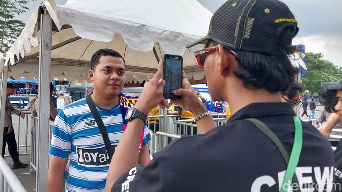 Para penonton sebelum masuk ke Stadion Kanjuruhan