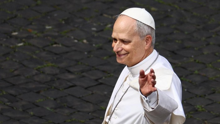 Paus Leo XIV Pimpin Doa Regina Caeli Perdana dari Basilika Santo Petrus Pope Leo XIV waves as he walks before leading a Regina Caeli prayer from the central balcony (Loggia delle Benedizioni) of St. Peters Basilica, at the Vatican, May 11, 2025. REUTERS/Yara Nardi