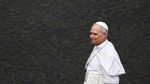 Paus Leo XIV Pimpin Doa Regina Caeli Perdana dari Basilika Santo Petrus