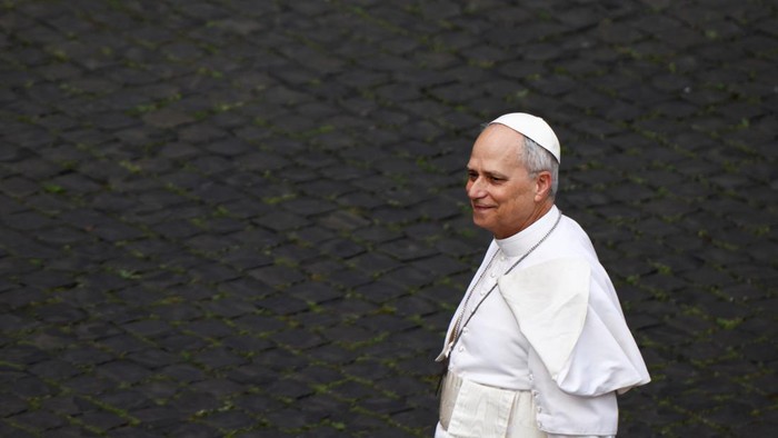 Pope Leo XIV waves as he walks before leading a Regina Caeli prayer from the central balcony (Loggia delle Benedizioni) of St. Peters Basilica, at the Vatican, May 11, 2025. REUTERS/Yara Nardi