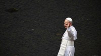 Paus Leo XIV memimpin doa Regina Caeli dari balkon tengah (Loggia delle Benedizioni) Basilika Santo Petrus di Vatikan pada Minggu (11/5), dalam momen perdana sejak pengangkatannya sebagai Paus.  REUTERS/Yara Nardi