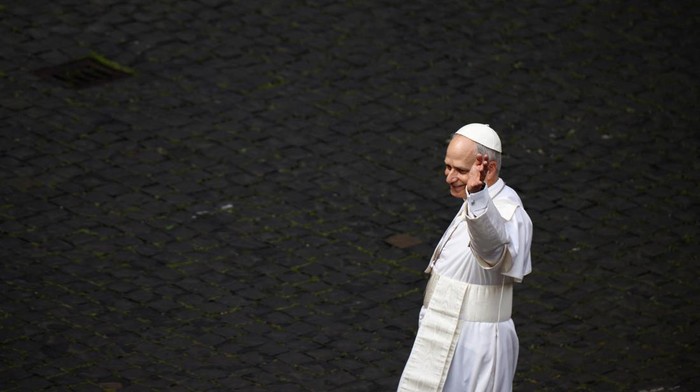Paus Leo XIV Pimpin Doa Regina Caeli Perdana dari Basilika Santo Petrus Pope Leo XIV waves as he walks before leading a Regina Caeli prayer from the central balcony (Loggia delle Benedizioni) of St. Peter's Basilica, at the Vatican, May 11, 2025. REUTERS/Yara Nardi