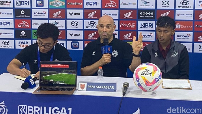 Pelatih PSM Makassar Bernardo Tavares mengkritik kinerja wasit usai berhasil mengalahkan Malut United dalam laga Liga 1 di Stadion Gelora BJ Habibie.