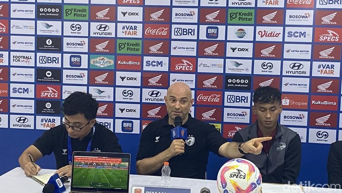 Pelatih PSM Makassar Bernardo Tavares saat sesi konferensi pers.