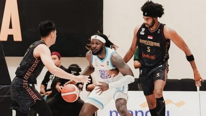 Pemain Bali United Basketball, Bobby Arthur William Jr (tengah) diapit dua pemain Bima Perkasa Jogja dalam lanjutan IBL 2025 di GOR Pancasila, Minggu (11/5/2025). (Foto: Dok. Bali United Basketball)