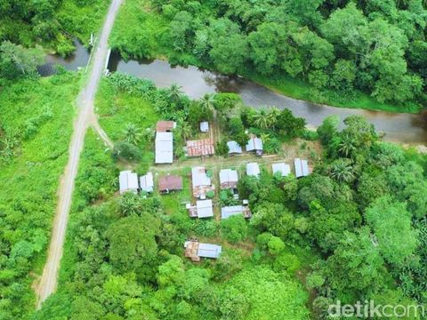 Pemandangan RT 08, Km 5, Desa Long Tunggu dari Udara