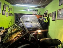 Terobos Bangjo Jokteng, Panther Tabrak Mobil-Hantam Rumah