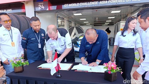 Penandatanganan kontrak kerja sama pembangunan luxury garage dan rumah antara ITDC dengan Absolute Racing Team di Sirkuit Internasional Mandalika, Minggu (11/5/2025). (Edi Suryansyah/detikBali)