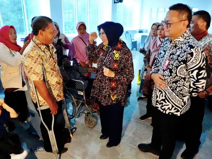 Penasihat I Dharma Wanita Persatuan (DWP), Fatma Saifullah Yusuf mengunjungi 20 orang penyandang disabilitas dan lansia di Kantor Badan Perencanaan Pembangunan Daerah, Kecamatan Samarinda, Kota Samarinda, Kalimantan Timur.