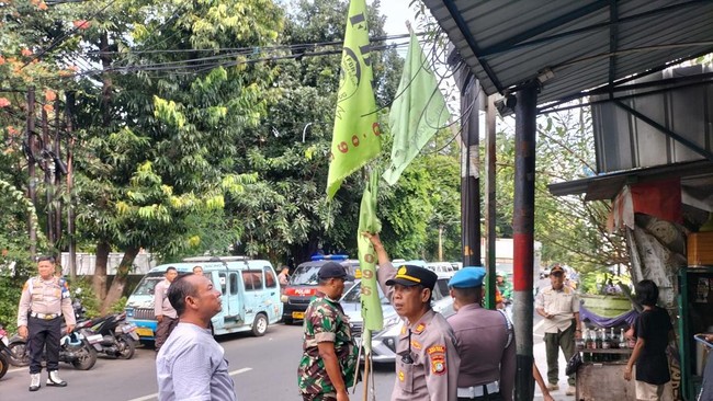 Ramai-ramai Berantas Atribut Ormas