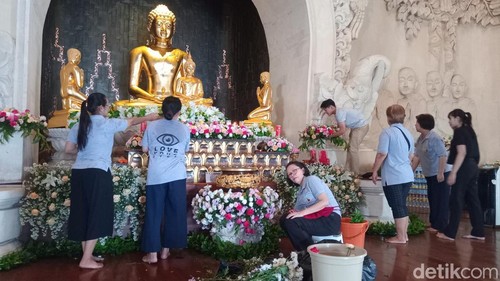 Pengurus Vihara Buddha Sakyamuni di Jalan Gunung Agung, Padangsambian, Denpasar, menghias altar Buddha, Minggu (11/5/2025). (Foto: Aryo Mahendro/detikBali)