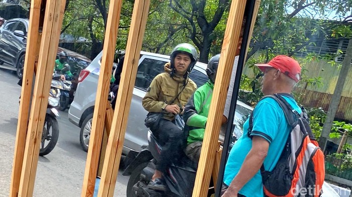 Penjual cermin estetik di Kota Bandung