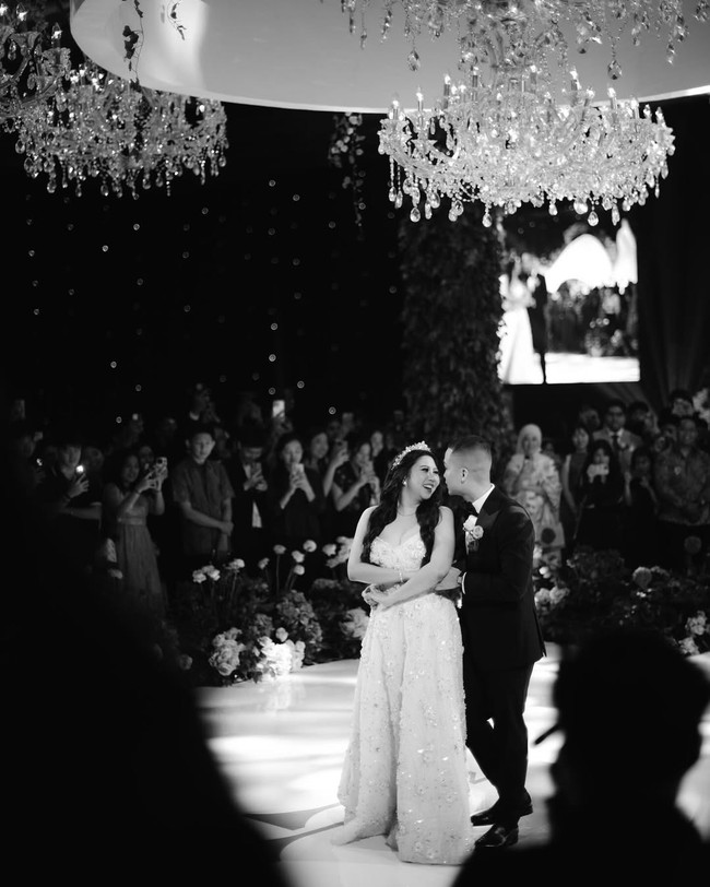 Pasangan Cellos dan Natasha Putri telah menjalin hubungan selama tujuh tahun sebelum memutuskan untuk melangkah ke jenjang pernikahan.  Foto: Dok. Instagram by.hilda